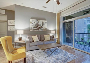 Inviting 2BR - Gym, Pool, Biz Center & Free Parking! Walk 2 NRG Stadium! Near Med Ctr, Galleria, & Rice Village